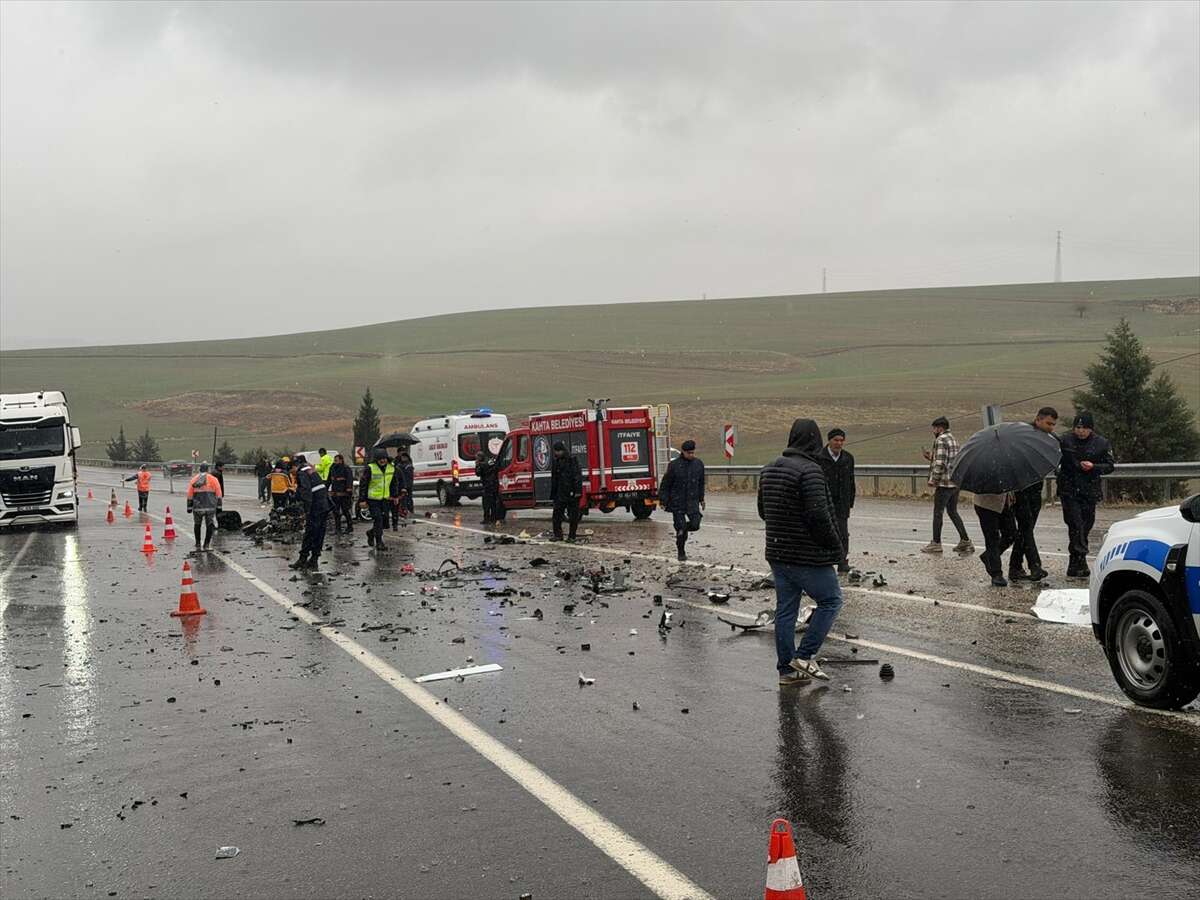 Otobüsle çarpışan otomobil adeta yok oldu! 3 ölü, 3 yaralı var 8